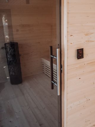 🔥 Proč mají skleněné saunové dveře dole mezeru? A proč není těsnění po celém obvodu? Zákazníci se nás často ptají – a...