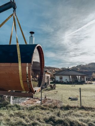 Naše výstavní sudová sauna našla nový domov 🪵❤️ Dnes jsme se rozloučili s naší výstavní sudovou saunou, která udělala...