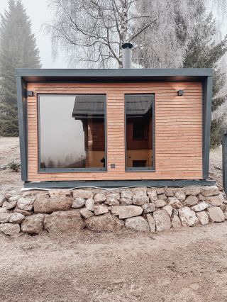 Dnešní realizace. 🤍 Moderní venkovní sauna na míru, zasazená do klidného prostředí v Krkonoších a připravená sloužit po...